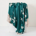 Foulard en satin vert foncé avec motifs floraux blancs et bordure rose sur cube - Fleur de Prunier Verte