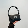 Sac à épaule minimaliste noir mat avec nœud argenté et poignée torsadée élégante - Noir