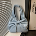 Sac fourre-tout chic en jean bleu clair avec grand nœud sur un rebord de fenêtre - Bleu clair