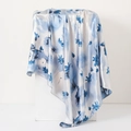 Foulard en satin blanc avec imprimé floral bleu suspendu sur un présentoir blanc - Floral à l'Encre Bleue
