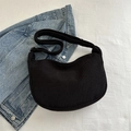 Sac bandoulière demi-lune en velours côtelé noir avec large sangle réglable - Noir