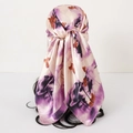 Foulard carré en satin violet à imprimé floral porté comme un bandeau chic pour femme - Floral Violet