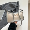 Sac baguette en similicuir argenté avec nœud doré et bandoulière fine élégante - Argent