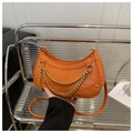Détail du sac croissant orange à motif crocodile avec double chaîne dorée - Orange