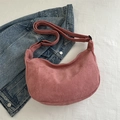 Sac croissant en velours côtelé rose avec bandoulière réglable sur fond en jean - Rose
