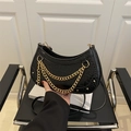 Sac croissant noir à motif croco avec chaînes dorées et rivets métalliques punk - Noir