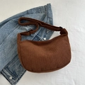 Sac hobo en velours côtelé marron avec texture vintage et bandoulière réglable - Marron