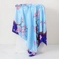Carré de soie satinée 90x90cm bleu ciel avec imprimé cerisier et bordure violette - Fleur de Cerisier Bleue