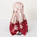 Carré de soie rose et rouge à imprimé floral porté comme un foulard de tête élégant - Fleur de Prunier Bordeaux