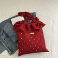Bolso tote rojo con flores, volantes y etiqueta Magic Pocket sobre tela blanca - Rojo