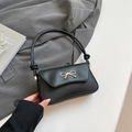 Borsa baguette nera minimalista con fiocco dorato metallico e dettagli della tracolla annodati - Nero