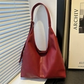 Grand sac hobo bordeaux en cuir mat avec bandoulière réglable et coutures verticales - Rouge