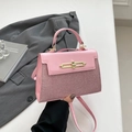 Sac style Kelly rose avec texture tissée et détails métalliques dorés - Rose