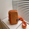 Bolso de pecho versátil de nailon naranja con correa ajustable bajo luz suave - Naranja