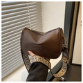 Dettaglio borsa in pelle PU marrone caffè con ampia tracolla in tela con motivo geometrico - Marrone