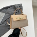 Sac à main chic doré champagne avec fermoir métallique et bandoulière réglable - Doré