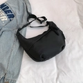 Minimalistische zwarte halve maan crossbody tas van nylon met verstelbare schouderband - Zwart