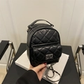 Schicker schwarzer gesteppter Mini-Rucksack mit Silberkette und Drehverschluss-Detail - Schwarz