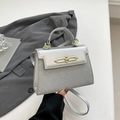 Sac bandoulière argenté chic avec empiècements en cuir métallisé et sequins brillants - Argenté