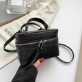 Klassische schwarze Box-Handtasche mit gewebter Textur, Umhängeriemen und Tragegriff - Schwarz