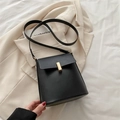 Minimalistische schwarze Leder-Eimertasche mit elegantem goldenem Rechteck-Drehverschluss - Schwarz