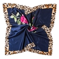 Detail eines quadratischen Satinschals mit Rosenmuster und Rand im Leoparden-Design - Marineblau / 90*90cm