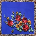 Quadratisches Seidentuch für Damen mit Leopardenmuster und roten Rosen in Königsblau - Blau / 90*90cm