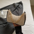 Schicke beige Web-Baguette-Tasche mit schwarzer Lederpaspel und goldener Gliederkette - Schwarz