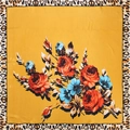 Detail eines Satin-Halstuchs mit Rosenmuster und Leoparden-Print am Rand - Gelb / 90*90cm