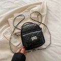 Schwarzer Mini-Stepprucksack mit silbernem Drehverschluss und Kettenriemen - Schwarz