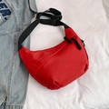 Rode halve maan schoudertas met verstelbare zwarte nylon riem en plastic gesp - Rood