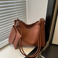 Bolso saco vintage de cuero marrón con monedero a juego y correa de hombro con nudo - Marrón