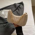 Beige gewebte Halbmond-Tasche mit weißem Lederbesatz und goldener Kette - Gebrochenes Weiß