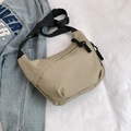 Kaki nylon crossbody tas in halvemaanvorm met verstelbare brede riem en outdoor-stijl - Khaki