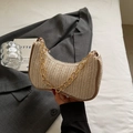 Stroh-Baguette-Tasche in Cremeweiß mit braunem Lederbesatz und goldener Kette - Khaki