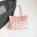Borsa tote rosa con stampa fragola e manici lunghi da donna vista dall'alto - Stile Fragola