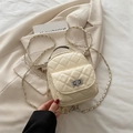 Mini Rucksack in Creme-Weiß mit Steppung, Kettenriemen und Metallverschluss für Damen - Gelb