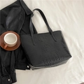 Schicke schwarze Tragetasche mit Krokodilprägung für Damen im Urban Fashion Style - Schwarz