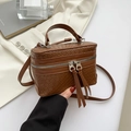 Braune geflochtene Box-Tasche mit Quasten und Schultergurt im Freizeitstil - Braun