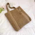 Große geflochtene Strohtasche in Khaki mit Holzperlenquasten und Mesh-Design-Stil - Mit Anhänger / Khaki