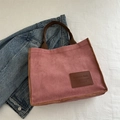 Borsa tote in velluto a coste rosa con manici marroni e toppa con testo ricamato - Rosa