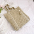 Beigefarbene gewebte Strohtasche mit Fischgrätträgern und Quastenanhänger aus Holzperlen - Mit Anhänger / Cremeweiß