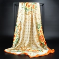 Elegante foulard in satin floreale con motivi a catena dorata e bordi arancioni - Arancione
