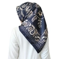 Foulard in raso 90cm blu navy con motivi paisley dorati indossato come bandana - Blu Notte