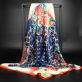 Dettaglio di un foulard quadrato in raso stampato con motivi floreali e catene d'oro - Blu Notte