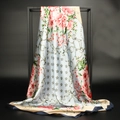 Sciarpa di raso con stampa floreale e catene, azzurro con bordo a contrasto blu scuro - Azzurro