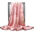 Foulard di seta satinata rosa con motivi floreali dorati su un supporto nero minimale - Stile Floreale Rosa Antico