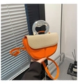 Detail einer schicken orangefarbenen Satteltasche mit Webklappe und Silbergriff - Orange