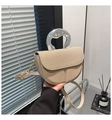 Detail der beigen Satteltasche mit flüssigem Metallgriff und strukturierter Klappe - Khaki