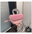 Detail der rosa Satteltasche mit strukturierter Klappe und flüssigem Metallgriff - Rosa